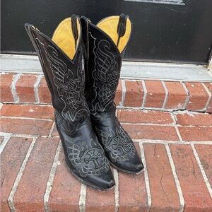 Cavender’s black cross snip-toe boots size 11